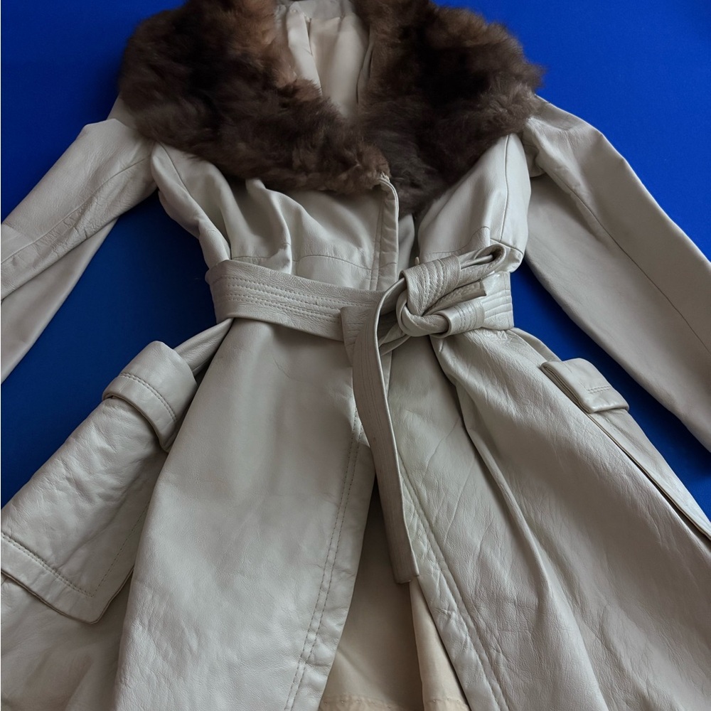 VTG Elegant Cream Belted Women's leather trench Coat with Fur Collar and belt
